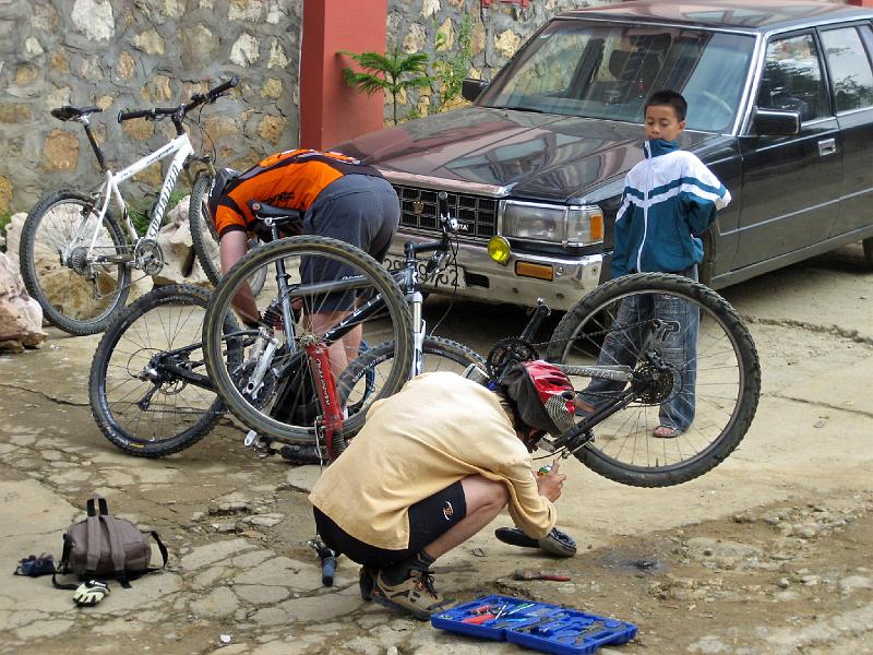 2006-10-26-02-51-03_041 Bike maintenance, Sapa.JPG